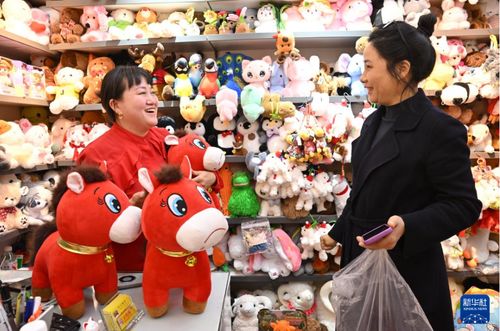 浙江义乌“哭哭马”意外走红 从毛绒宠物变身解壓表情包，揭秘玩具销售的新密码